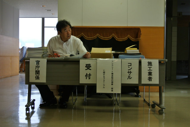 受付設営状況 極東興和㈱の長岡さん | 2013/07 熊本フォーラム | 一般社団法人コンクリートメンテナンス協会