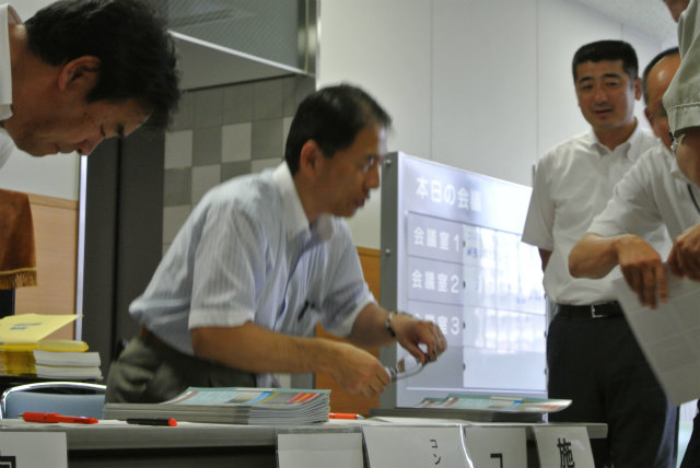 極東興和㈱熊本営業所の緒方所長 受付を手伝って頂きました。 | 2013/07 熊本フォーラム | 一般社団法人コンクリートメンテナンス協会