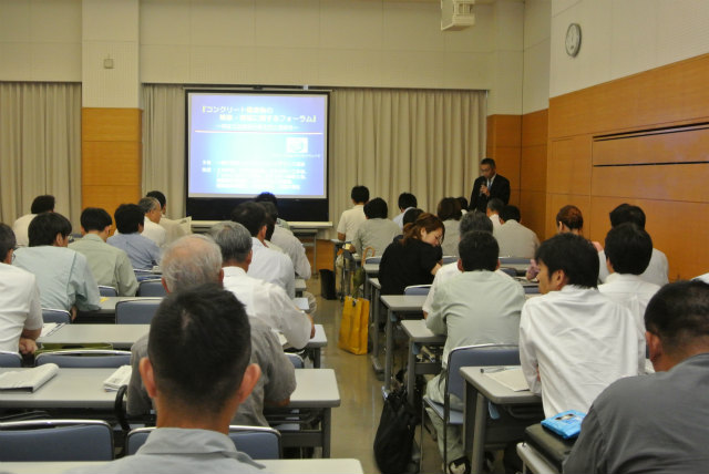 徳納会長挨拶と満員の会場風景 | 2013/07 熊本フォーラム | 一般社団法人コンクリートメンテナンス協会