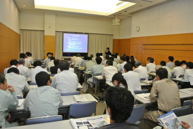 江良博士と会場風景 | 2013/07 熊本フォーラム | 一般社団法人コンクリートメンテナンス協会