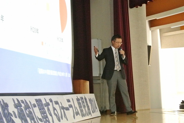 ステージ上で艶やかなステップを踏む江良先生 | 2014/05 鹿児島フォーラム | 一般社団法人コンクリートメンテナンス協会