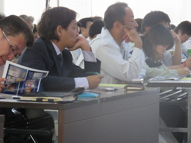 最前列で真剣に技術の習得を頑張っている原田副社長 | 2014/05 鹿児島フォーラム | 一般社団法人コンクリートメンテナンス協会